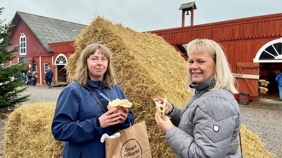Malin Schöllin och Annica Kageryd från Kumla har redan hunnit shoppa massor och tar sig lite lunch på stående fot.