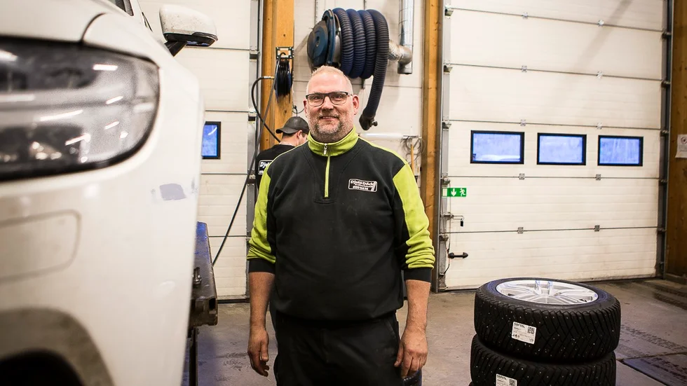 Christer Williamson har precis lossat bultarna på en bil. "i dag har vi svårt att hinna med alla som vill skifta till vinterdäck."