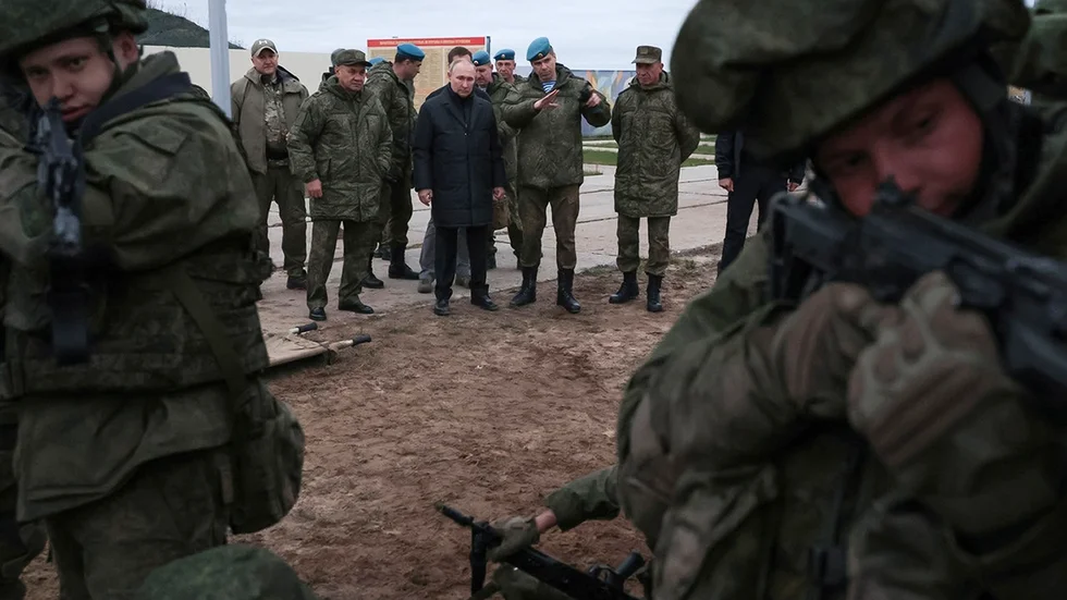 President Putin besöker mobiliserade reservister. Bilden distribuerades av ryska myndigheter i oktober.