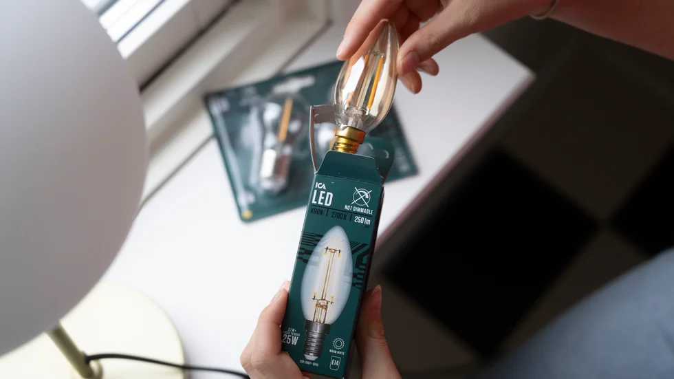 För att bli mer nöjda med sina elleverantörer efterfrågar kunderna mer information om hur man drar ner sina elkostnader, enligt Svenskt kvalitetsindex. Arkivbild på energisnål led-lampa.