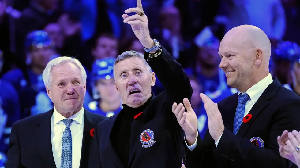 Darryl Sittler, till vänster, tillsammans med Börje Salming och Mats Sundin under hyllningen till Salming i Toronto.