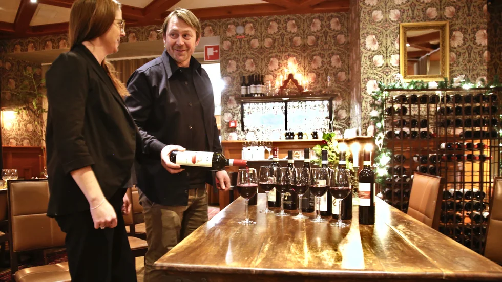 Mikael Lavér och Ida Liljefors ser de små vinmakarna.
