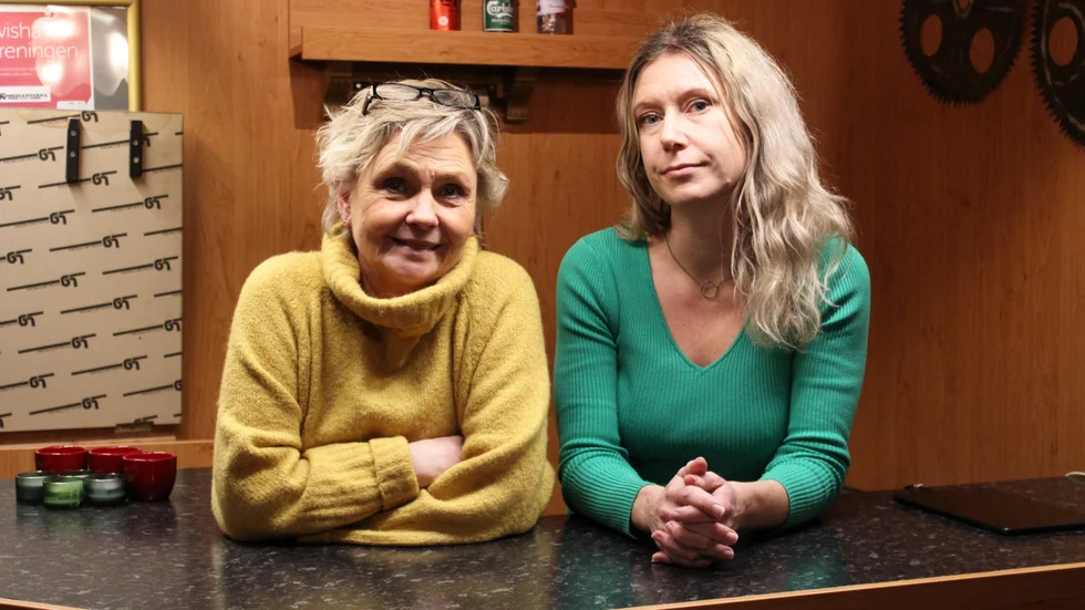 "Vi hinner ha jul hemma också, det här är absolut ingen uppoffring utan vi träffar trevliga människor och har roligt tillsammans. Efter klockan sex stänger vi, diskar och plockar undan och sen hinner man hem lagom till Kart Bertil" säger Maja Westberg Enqvist, här på bild ihop med Ylva Lee Lindell.