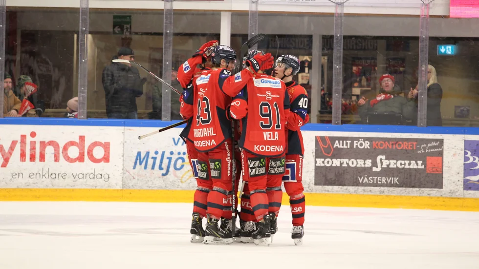 VIK:arna jublar efter att Marcus Vela gjort 1-0.