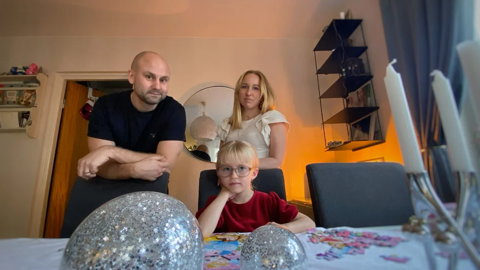 Michelle Arvidsson har fått nya glasögon efter att hennes förra par klämdes sönder mot hennes huvud, men minnet av händelsen sitter kvar. Både hos henne och hos föräldrarna Johannes och Sara Arvidsson.