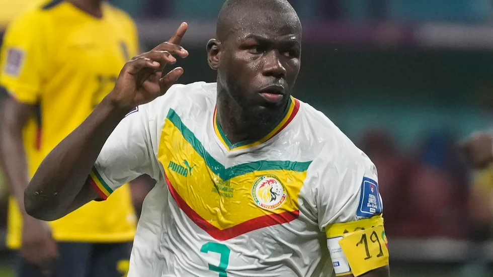 Matchhjälten Kalidou Koulibaly hedrade minnet av Papa Bouba Diop med att ha dennes tröjnummer på lagkaptensbindeln.
