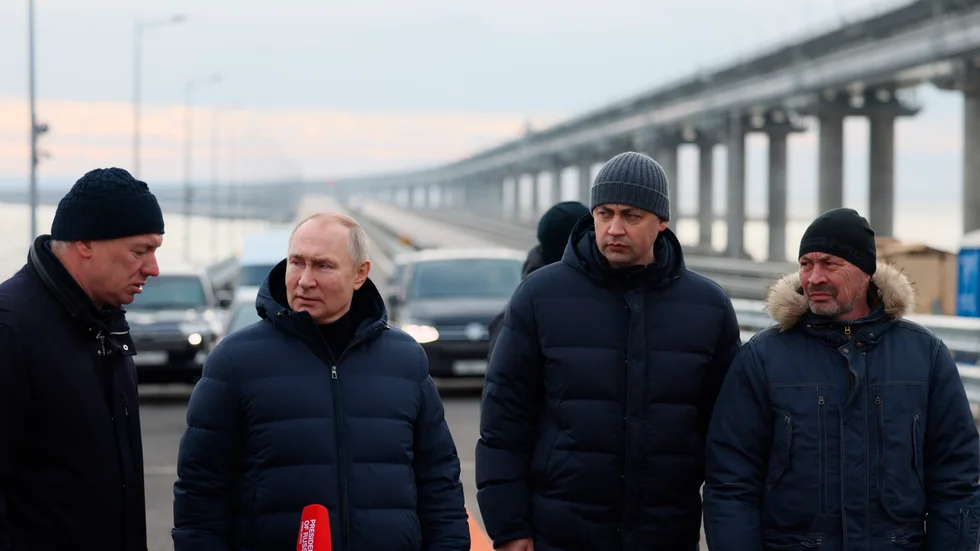 Rysslands president Vladimir Putin, näst till vänster, lyssnar på vice premiärminister Marat Chusnullin under brobesöket.