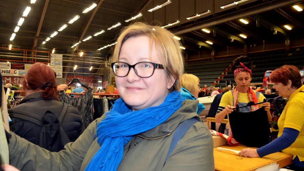 Fyndar. Lisbeth Karolin har köpt en militärgrön klänning för 50 kronor.