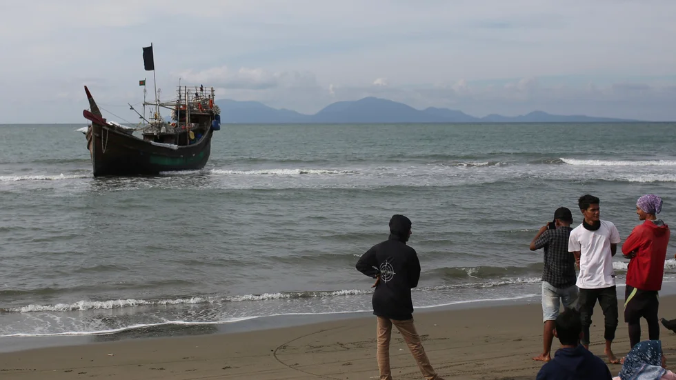 FN uppmanar till räddning av rohingyer på flykt som är fast på två drivande fartyg. Bilden visar en annan båt som transporterat rohingyer som anlände till Aceh Besar i Indonesien tidigare i år.