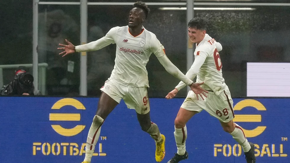 Romas Tammy Abraham, till vänster, jublar tillsammans med Benjamin Tahirovic efter 2–2-kvitteringen på tilläggstid.