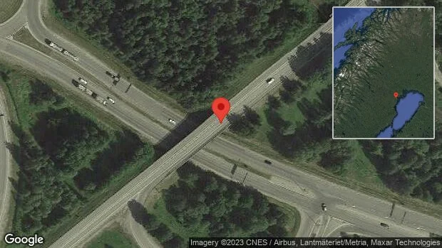 En personbil i singelolycka på E4