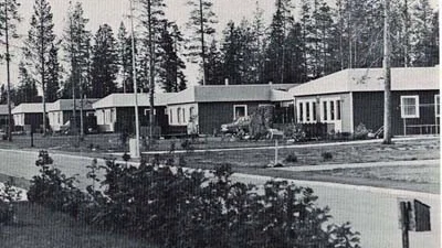 Byggruschen var stor i Arvidsjaur för runt 50 år sedan. På denna bild ses just färdiga kommunbyggda småhus på Åsgatan som stod inflyttningsklara sommaren 1973.