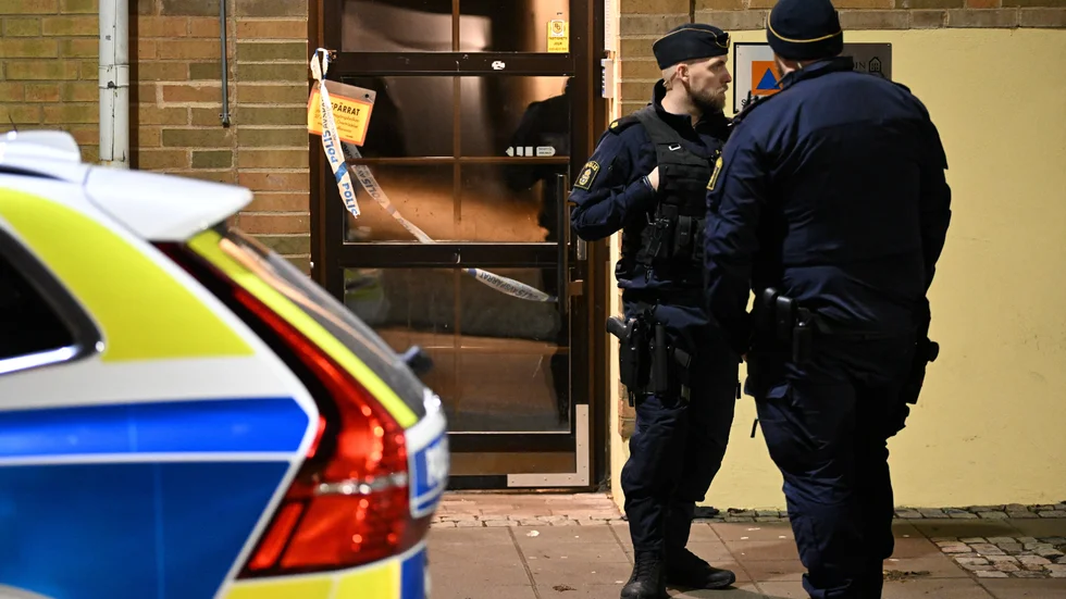 Polis på plats där en man i 35-årsåldern hittades knivskadad på måndagskvällen.