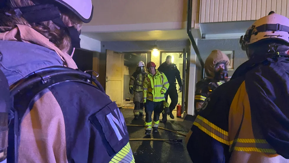 Brandmän och en polisman vid den aktuella fastigheten.