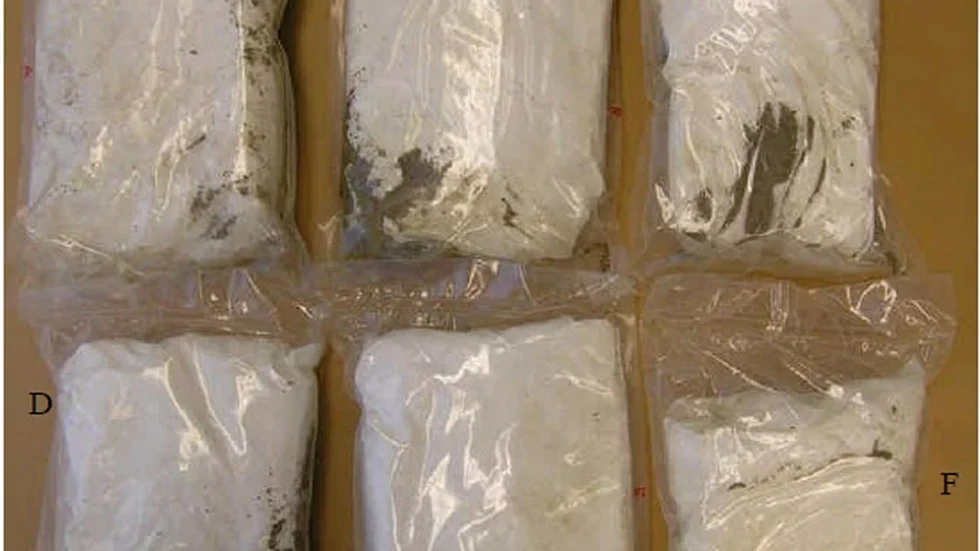 Amfetaminet fanns, enligt domen, längst ned i ryggsäcken där det var inplatsat i tre delar om vardera cirka ett kilo. Högre upp i ryggsäcken fanns cannabishartset.
