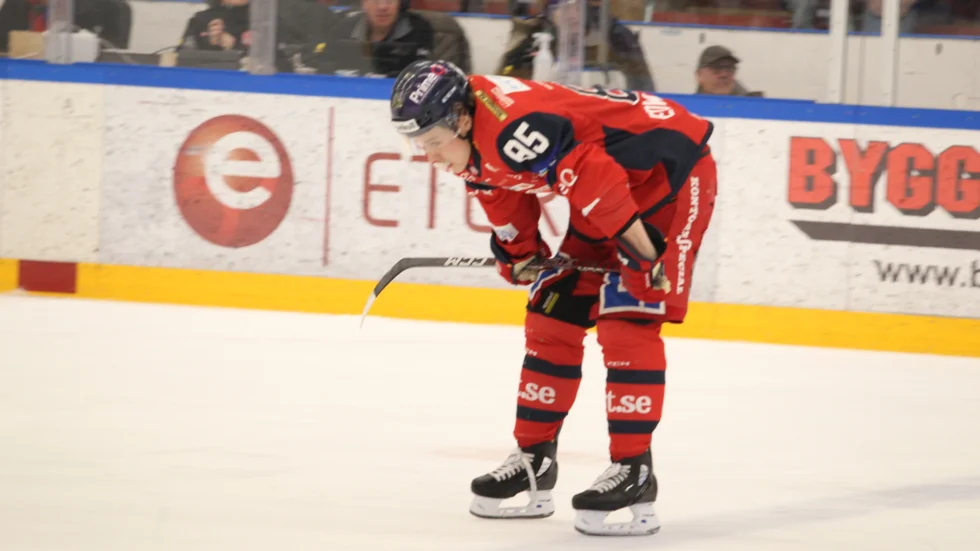VIK har förlängt kontraktet med Carl-Henrik Edwardsson. Samtidigt är det klart att han lånas ut till Huddinge IK.