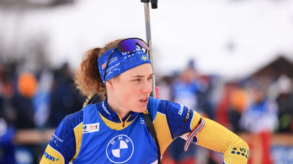 Hanna Öberg svarade för en supersträcka när Sverige blev tvåa i söndagens skidskytte-stafett.