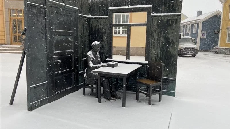 Så här snöigt var det för Astrid för snart ett år sedan. Kanske kan hon få vit mössa även kommande vecka.