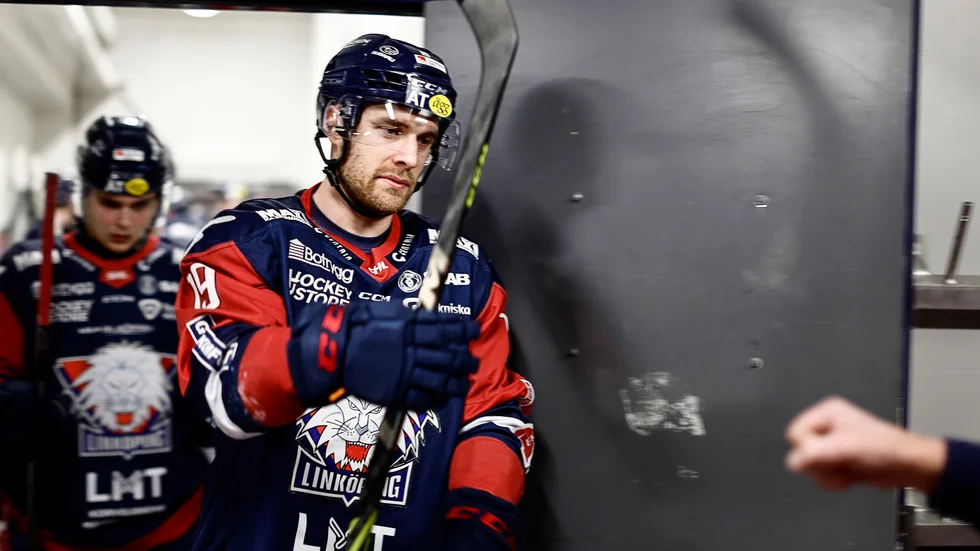 Patrick Russell på väg till match.