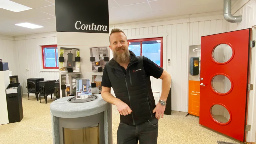 Daniel Svensson, Spiscenter, Finspång, säljer kaminer som aldrig förr. Leveranstiderna tenderar dock att dra ut på tiden.
