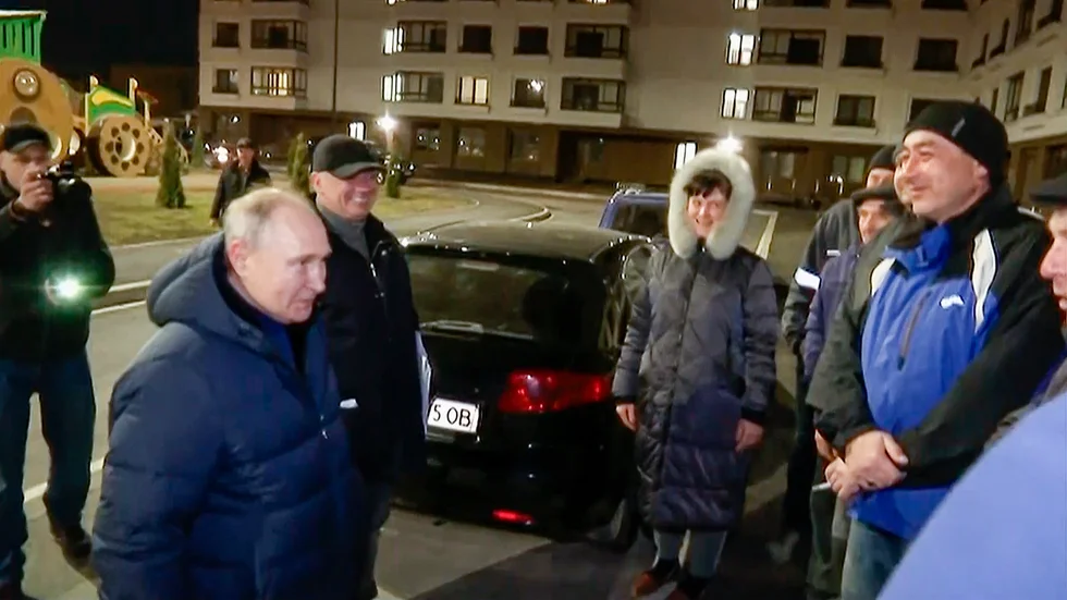 När Rysslands president Vladimir Putin stod i detta samtal hördes en kvinna i bakgrunden ropa att det hela var iscensatt och en stor lögn. Arkivbild.