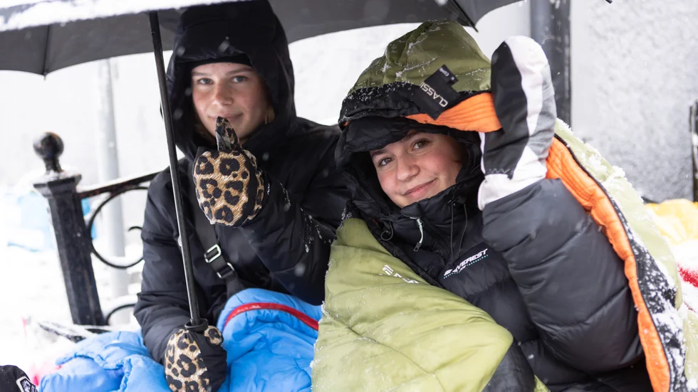 Studenterna Elleonor och Karin sitter i Snerikes-kön för att köpa biljetter till Valborg. "Jag fryser faktiskt inte så mycket, men tårna börjar att bli riktigt kalla", säger Elleonor. 