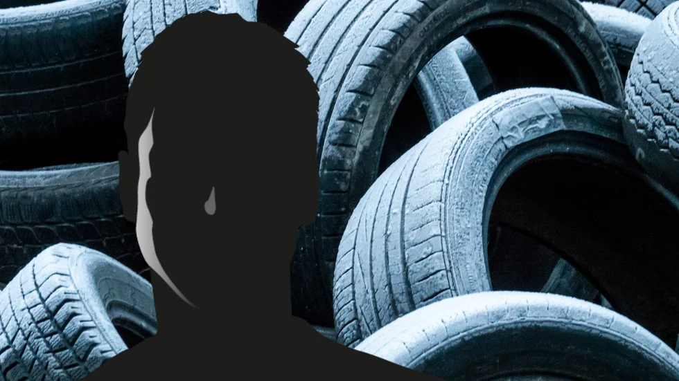 På söndagsmorgonen möttes två bilägare i Nyköping av samma otrevliga överraskning: de hade blivit av med vänster framdäck på sina bilar. 