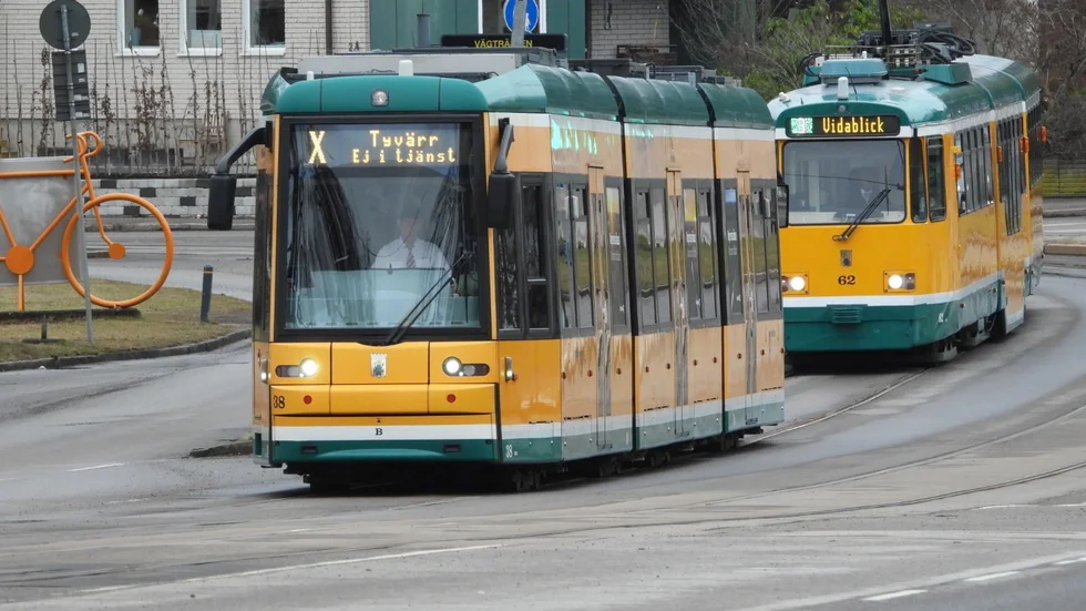 Spårvagnstrafiken stoppades mellan Klockaretorpets vändplats och Söder Tull efter olyckan.