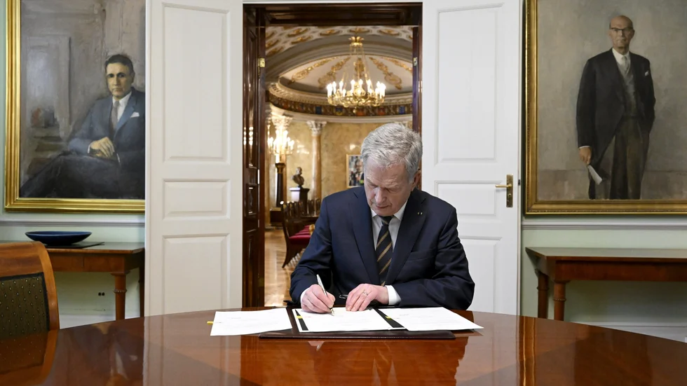 Ett historiskt ögonblick: Finlands president Sauli Niinistö undertecknar Natolagstiftningen i Statsrådsborgen i Helsingfors.