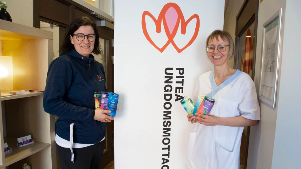 Malin Lundström, kurator och Ingela Norén, barnmorska på ungdomsmottagningen i Piteå delar ut kondomer gratis till unga. "När vi har drop in-tider är det både killar och tjejer som kommer in och hämtar", säger de.