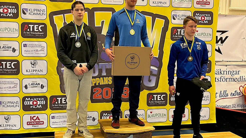Enköpingsbrottaren Rasmus Silén längst till vänster efter silvermedaljen vid USM. Nu ska han tävla internationellt i Estland.