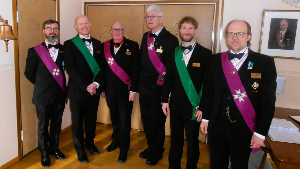 Recipienderna från Umeå, Jonas Enberg och Markus Modin i gröna band, omgivna av Stefan Dahlberg, Piteå, Ola Lindberg, Skellefteå, Lorens Renström och Micael Andersson, Umeå.