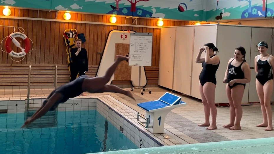 Tidigare har SK Arvidsjaur inte kunnat träna starter på ett riktigt sätt, men det blir det ändring på nu. Här är det Ebba Nilsson som dyker i bassängen. 