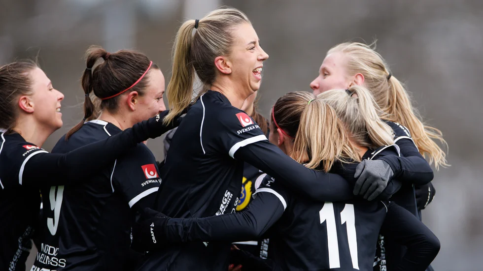 Uppsalas spelare jublar efter 2-2 av Johanna Renmark i allsvenska premiären mot Brommapojkarna. Arkivbild.