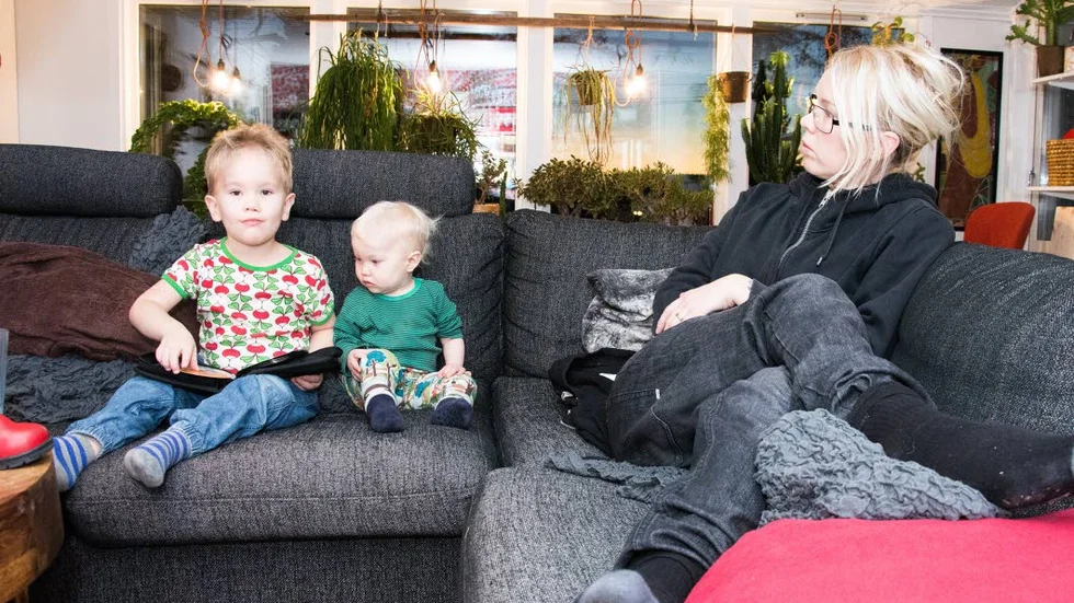 TESTADE. Ebbe och Joni Hjalmarsson har lämnat blodprover. Deras mamma Julia oroar sig för resultaten.