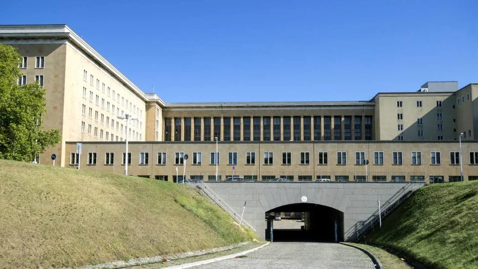 Nedfarten till flygplatsens verkstäder.