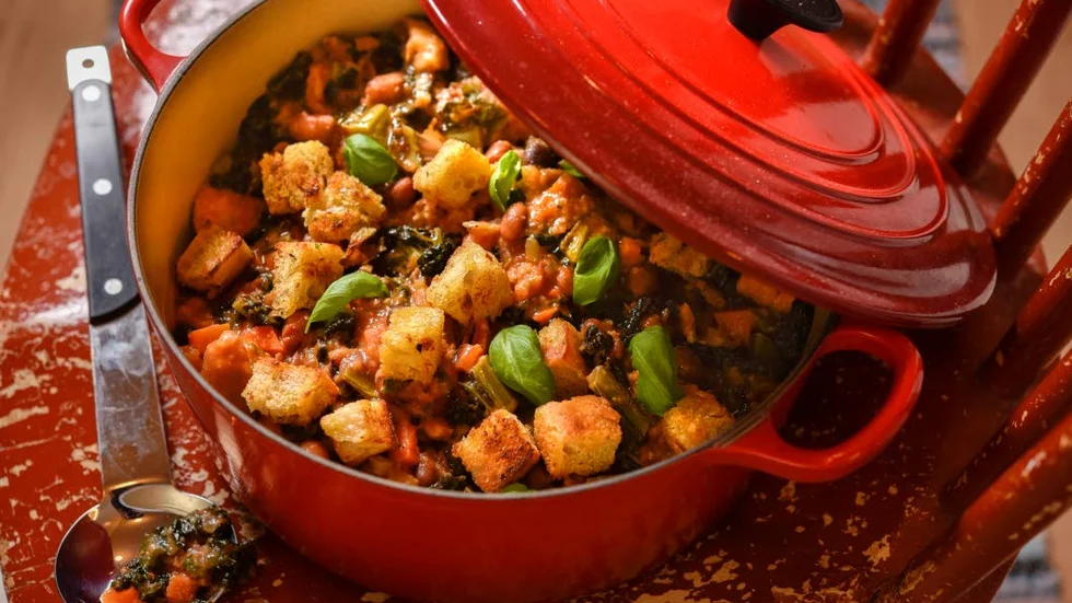 Medelhavssmaker. Ribollita är en klassisk italiensk rätt med bönor. Smakrik, billig, mättande och buonissimo.