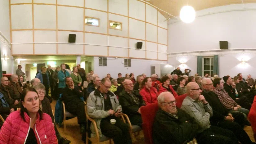 RÄDDNING. Byborna går ihop för att rädda lanthandeln i Gynnarsbyn. På stormötet i Folkets hus beslutade de att redan samma kväll bilda en ekonomisk förening som ska driva affären.