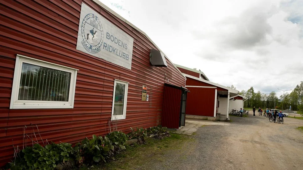 BODENS RIDSKOLA. "Ridskolan med det deltagarantal som den har sväljer otroligt mycket tid. Om vi hade haft pengar och resurser så kanske vi hade behövt ett ridhus till", säger Staffan Eklund, verksamhetschef på förvaltningen för kultur, fritid och unga.
