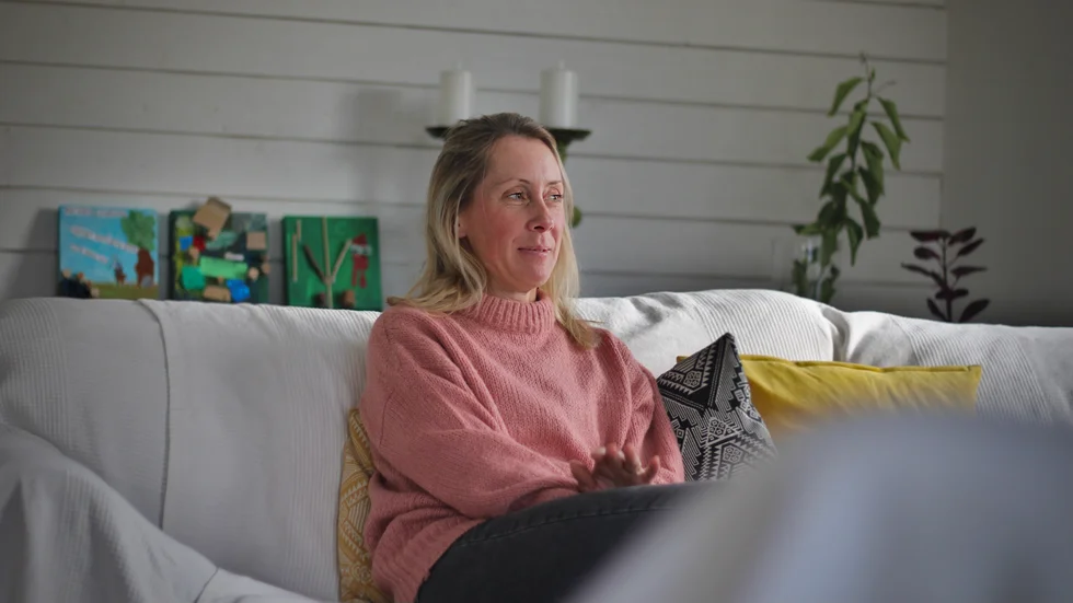 Att köpa en villa på Lidingö var inget alterantiv för familjen Lindholtz. "En vanlig villa, när vi tittade för två år sedan, låg på 10 miljoner. Minst. Då får du inte så mycket tomt heller", berättar Frida. I stället lämnade familjen Stockholm för ett nytt liv på en mindre gård i Klockrike.