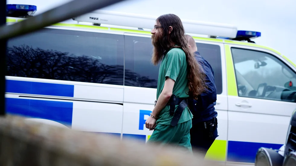 Theodor Engström på väg in till Gotlands tingsrätt vid rättegången om Almedalsdådet i november. På tisdag kommer domen mot honom och en stor fråga blir vilken påföljd han kommer att få.