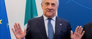 Migrantbåt fast utanför Italien