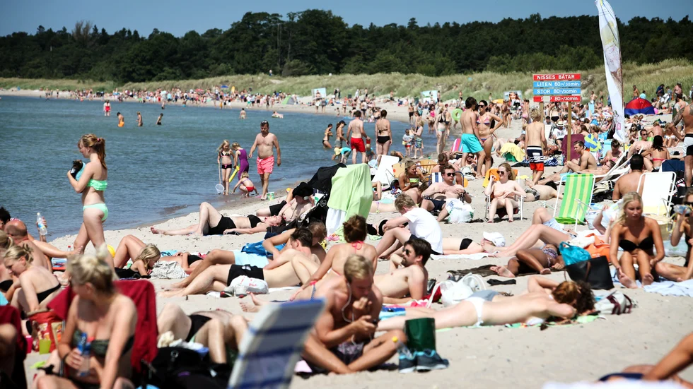 På folktäta Tofta strand lämnas glasspapper, blöjor och snusdosor kvar. Nina Rung efterfrågar mer folkvett, men också mer papperskorgar.