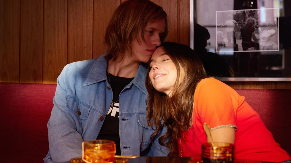 Hedda Stiernstedt och Valter Skarsgård i Viaplays serie om Börje Salming.