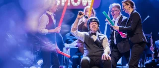 Komik, stämsång och plastklubbor – Jackes nya show "stärker livsmodet"