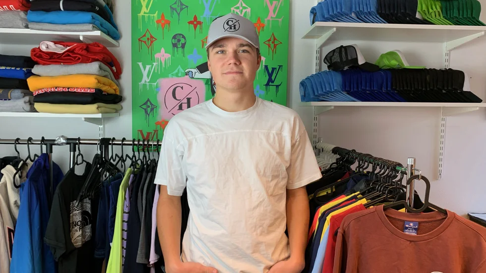 Erik Tarkpea, 19, tycker att det roligaste med att vara egenföretagare är att han lär sig mycket. Han har ett kombinerat kontor och lager i Nyköping som han jobbar och sköter sin e-handel från.