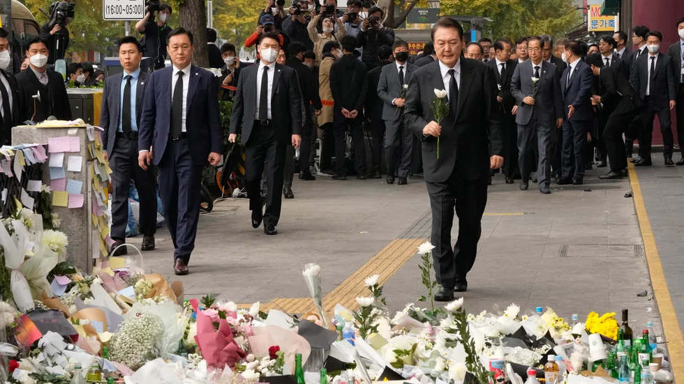 Sydkoreas president Yoon Suk-Yeol hedrar offren som dog i lördagens kaos i stadsdelen Itaewon i Seoul.