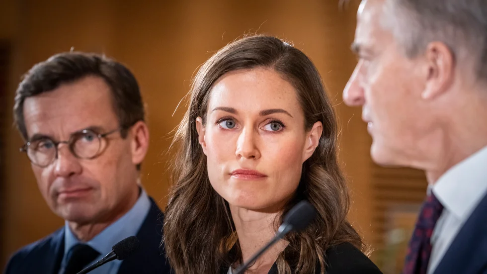 Finlands statsminister Sanna Marin, flankerad av statsminister Ulf Kristersson och Norges statsminister Jonas Gahr Støre på en pressträff i Helsingfors.
