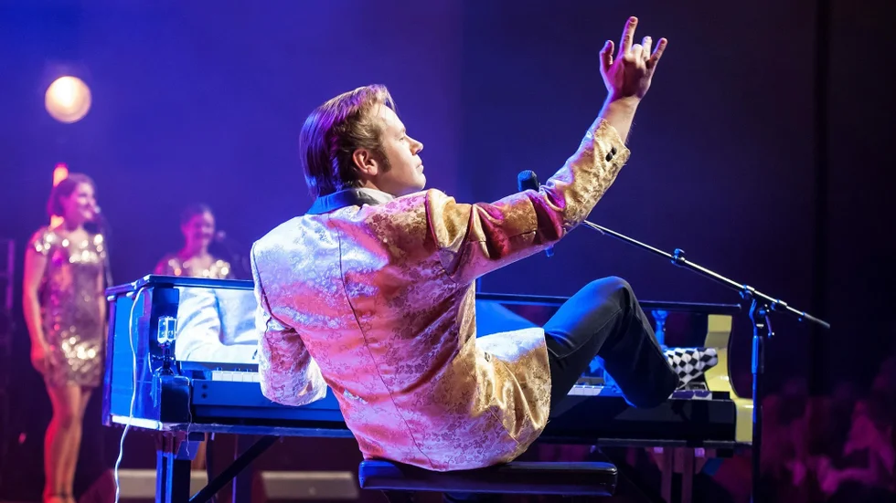 Jerry Carlson hyllar en av rock´n´rollens allra största i Jerry Lee Lewis, som gick bort i slutet av förra veckan, vid turnéstoppen i Linköping och Norrköping med "The Legends". 