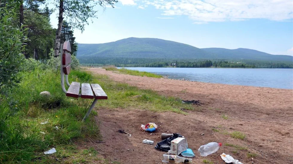 Sandvikens badplats har blivit ett problemområde med vandalisering, nedskräpning och krossat glas som skär sönder fötterna.FOTO: Marie Ridderström